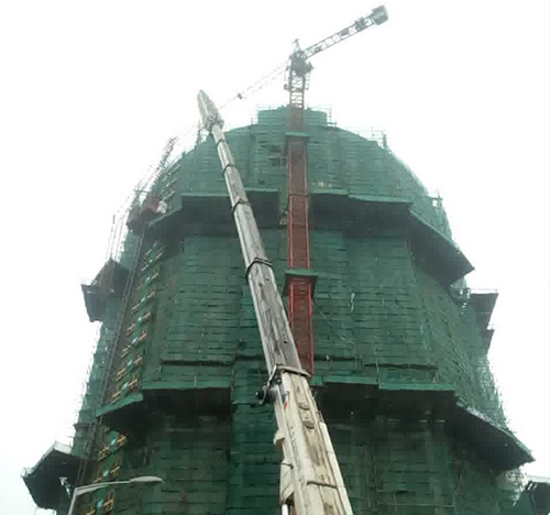 鹤庆吊车在工地上作业